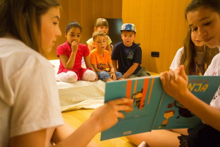 Mittelschüler stellen Bilderbücher vor