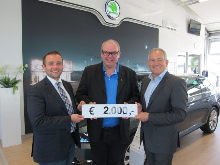 Autohaus Strolz spendet für die Pfarrhilfe