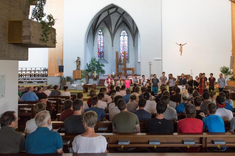 200 Lehrlinge auf Wallfahrt mit Bischof Benno Elbs