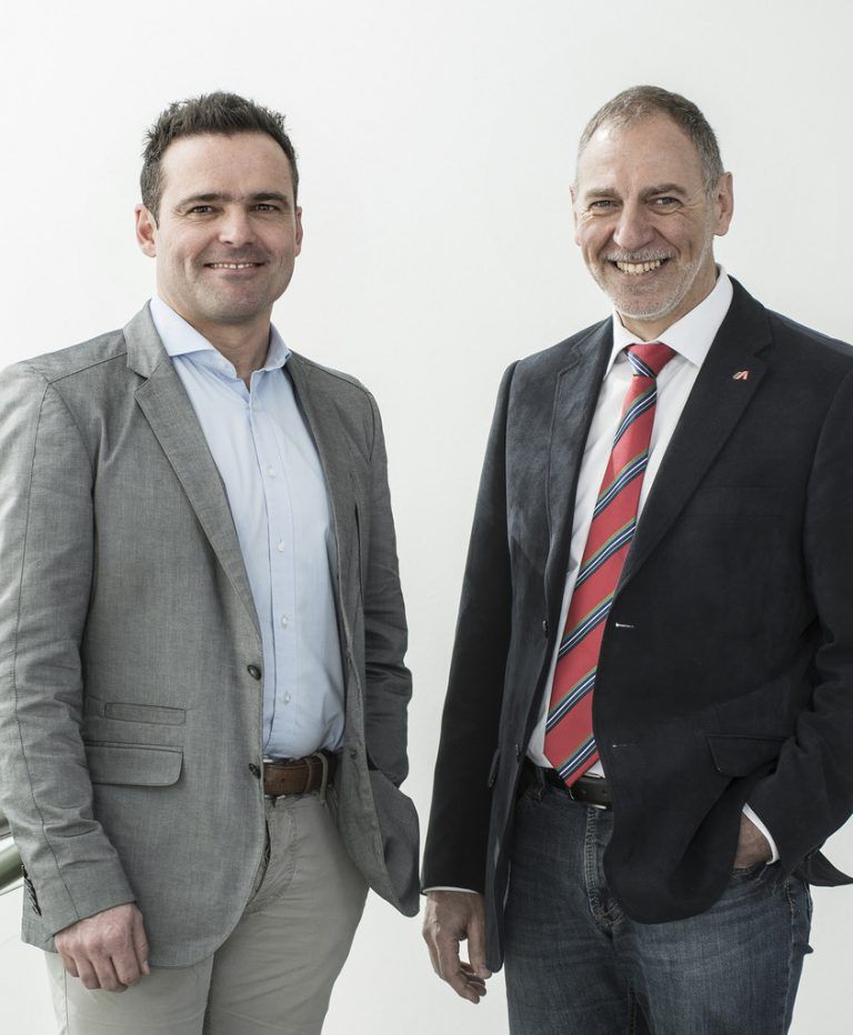 Firmengründer Josef Vonach (r.) mit dem neuen Geschäftsführer und Miteigentümer Matthias Klaudrat. Foto: amaco