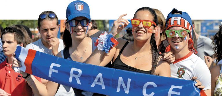 Fußballfans aus ganz Europa können den Startschuss in die EURO 2016 gar nicht mehr erwarten. In der Fan-Meile unter dem Pariser Eiffelturm feierte man schon mal den offiziellen Beginn des größten Turniers Europas.  Foto: afp