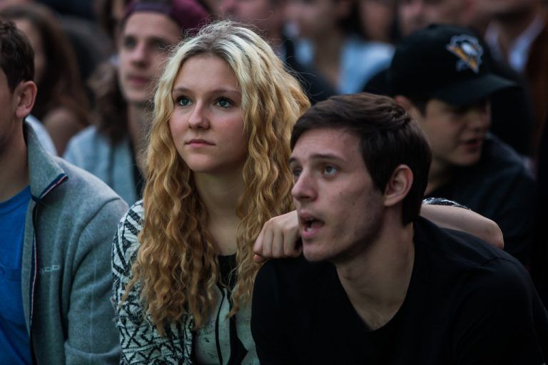 Gebannte Blicke auf die Großleinwand während der Übertragung.