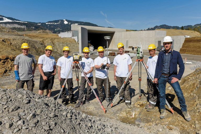 Gemeinsam geht was vorwärts: Lehrlinge (im Bild mit Michael Pircher) lernen direkt auf der Baustelle. Stiplovsek