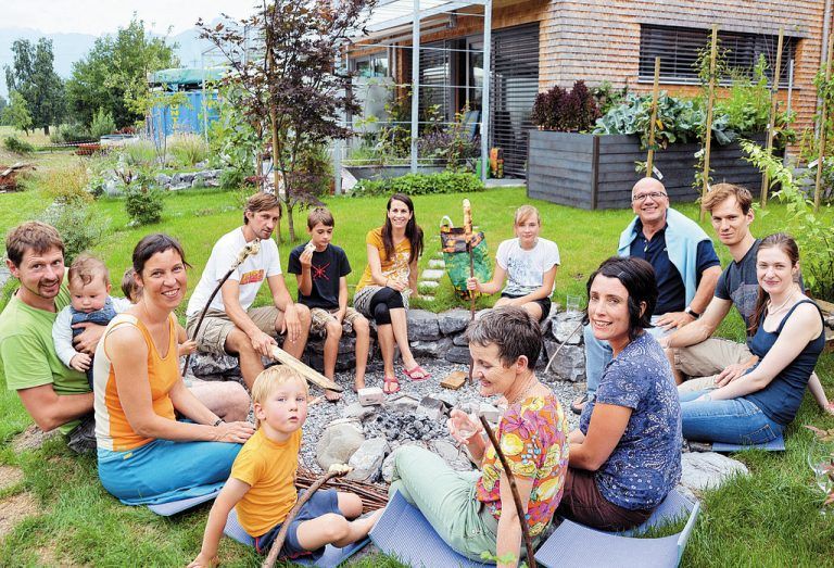 Gemeinschaft Im gemeinsamen Bauprozess lernten sich die Bauherren kennen und wuchsen als Gruppe zusammen. Mit ausreichend Privatsphäre und Individualität kann Gemeinschaft ungezwungen gelebt werden.