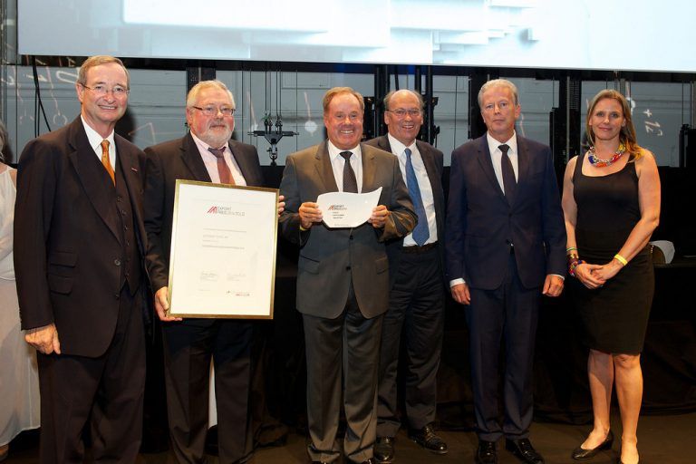Gold! (V.l.n.r.) Präs. Leitl, Getzner-CEO Josef Lampert, Wolfgang Kunze, Siegfried Menz, Minister Mitterlehner, Wirtschaftsdelegierte  Hengstler. 
