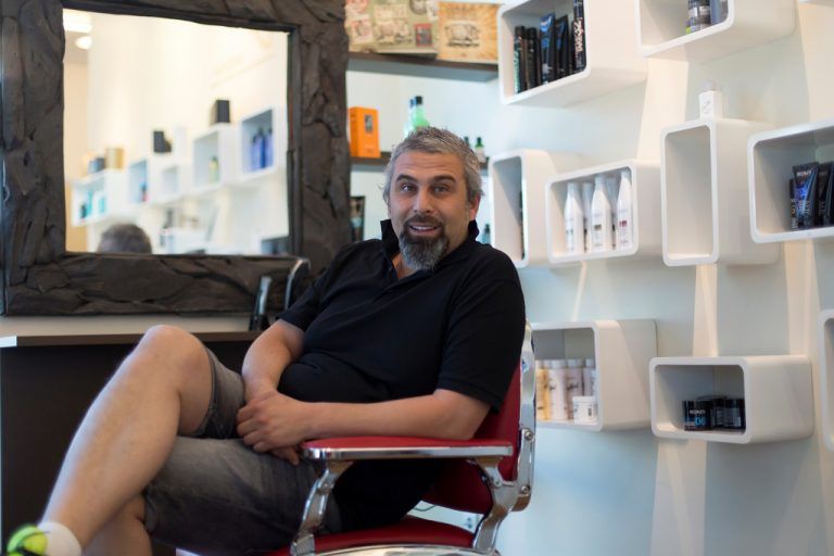 Gülti liebt die kreative Arbeit als Friseur und gibt Menschen gerne einen neuen Look. Fotos: VN/Paulitsch