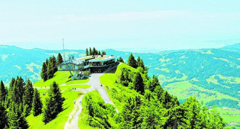 Hallo Schönheit – von Bezau aus mit der Seilbahn schwerelos in die Höhe gondeln Über den sonnigen Bergrücken der Niedere schwebend, entführt die neue Pendelbahn Familien, Ausflügler und Sportler zu einem der schönsten Aussichtspunkte im Bregenzerwald. Vielfältige Möglichkeiten laden ein zu sportlicher Betätigung für alle Ansprüche und bieten große Augenblicke in der Natur. Zu kulinarischen Genüssen lädt das Panoramarestaurant Baumgarten mit großer Sonnenterrasse und Kinderspielplatz. Bergromantik pur bieten die sommerlichen Abendfahrten mit Livemusik immer am ersten Freitag im Monat.