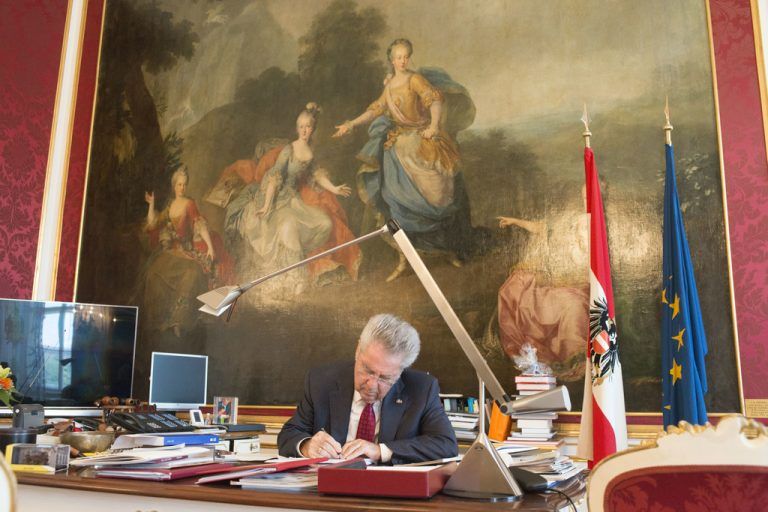 Heinz Fischer in seinem Büro in der Hofburg: Im Interview erklärt er, dass die direkte Demokratie nicht als Vehikel verwendet werden darf, um Emotionen anzufachen. FOTO: B. HOlzner