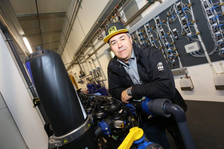 Herbert Oberscheider im Technikraum der Waschanlage.