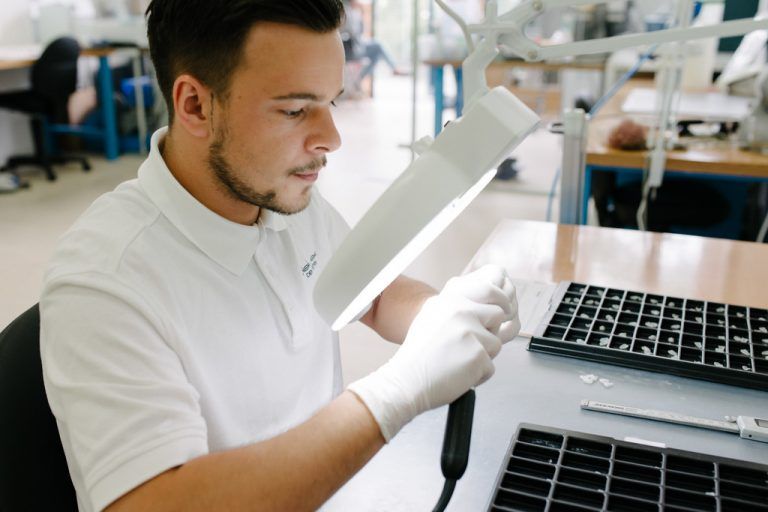Höchste Qualität ist bei den Zähnen von Edelweiss dentistry Pflicht (oben), Vorher-Nachher Vergleich mit „Edelweiss-Behandlung“.Elmi