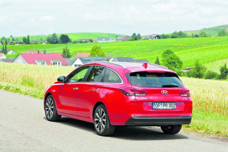 Hyundai i30 CW: Beim südkoreanischen Hersteller heißt der Kombi „Cross Wagon“. Der Stauraum ist glattflächig, die Ladekante niedrig.