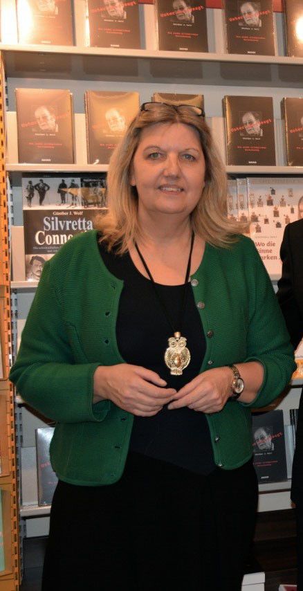 Ich möchte das Buch „Tatort Kreuzfahrt“ aus der Serie „Die drei !!!“ von Henriette Wich vorstellen. Die Freundinnen Kim, Franzi und Marie ermitteln auf dem Kreuzfahrtschiff. Eine schöne Ferienlektüre für Mädchen ab 10 Jahren. Renate Sommer, Tyrolia Buch, Spiele Bludenz