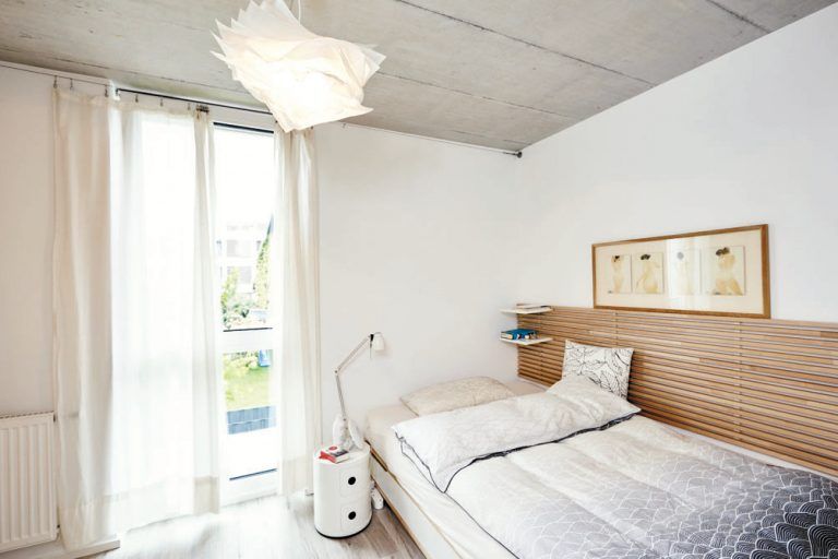 Im ersten Stock sind mittig gegenüber der Treppe das Badezimmer, im Osten und Westen je ein Schlafzimmer angeordnet. Dank der Konstruktion aus eigenständigen Betonskelettmodulen, …