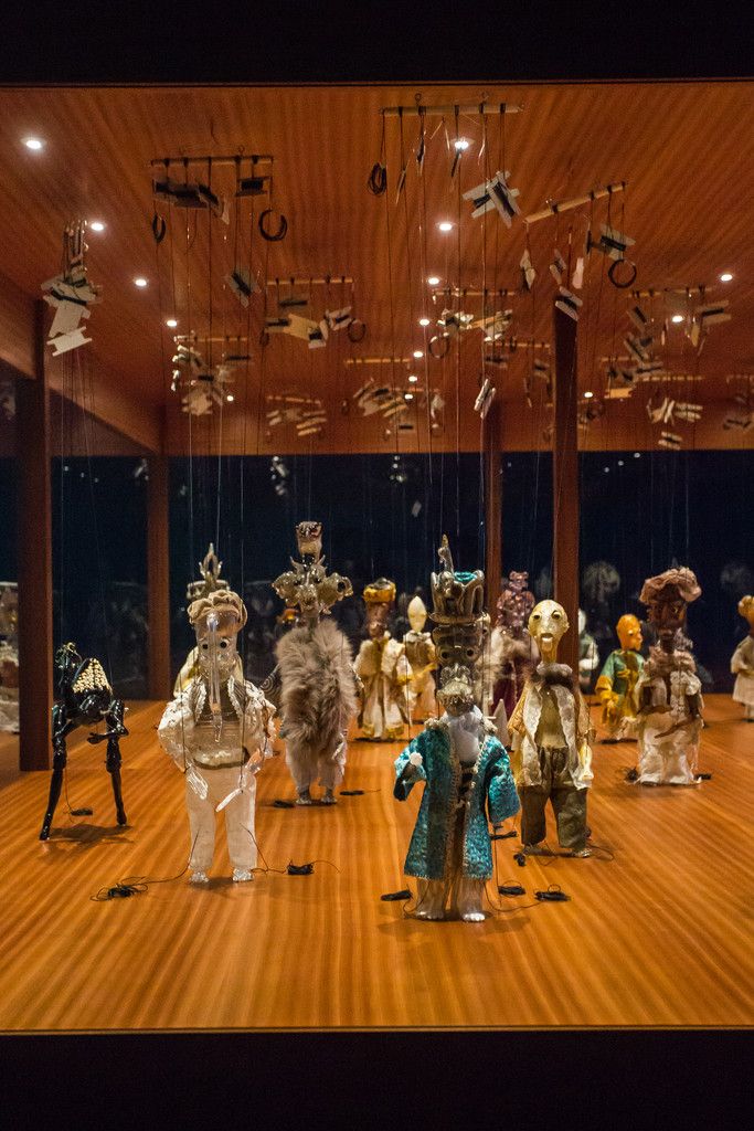 Im Kunsthaus Bregenz sind Shawkys Puppen, wie im Vorjahr im renommierten MoMA PS1 in New York, auf einer beleuchteten Bühne versammelt. foto: vn/steurer