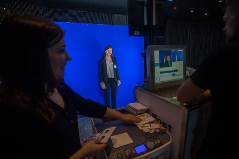 Im mobilen Fotostudio wurden die Teilnehmer für ihre individuelle Briefmarke abgelichtet. Foto: VN/Steurer