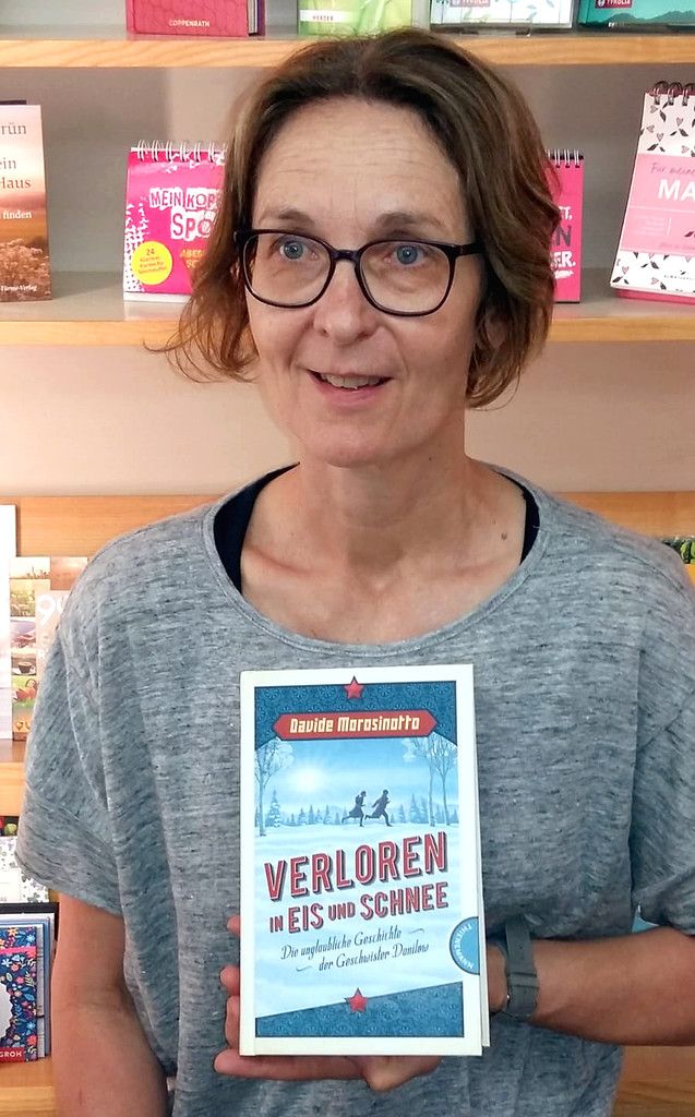 Im Roman „Verloren in Eis und Schnee. Die unglaubliche Geschichte der Geschwister Danilow“ von Davide Morosinotto versuchen sich die Zwillinge Nadja und Viktor zu finden. Für Jugendliche ab 13 Jahren. Annette Bohle, Buchhandlung Daniel Feurstein, Dornbirn
