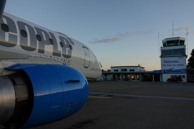 Im Sommer fliegt die People’s Embraer 170 weniger oft nach Wien, aber umso öfter ans Mittelmeer. Foto: PVL