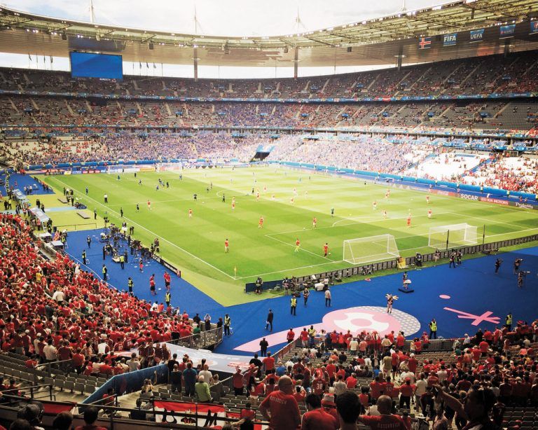 Im Stade de France kämpfen die Mannschaften um den Sieg.