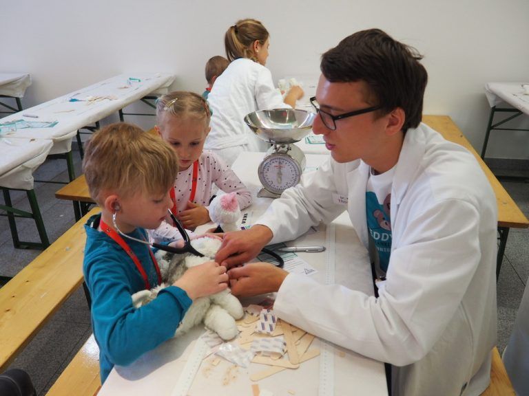 Im Teddybärkrankenhaus wird behandelt wie in einem richtigen Spital. Foto: Teddybärspital innsbruck