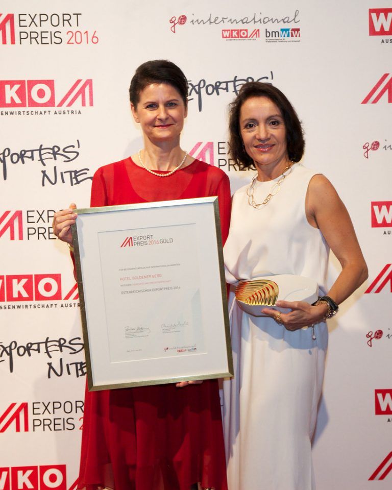 In der Kategorie Tourismus und Freizeitwirtschaftgab es Gold für das Hotel Goldener Berg: Martina Haueis, Daniela Pfefferkorn (r.). Fotos: WKO