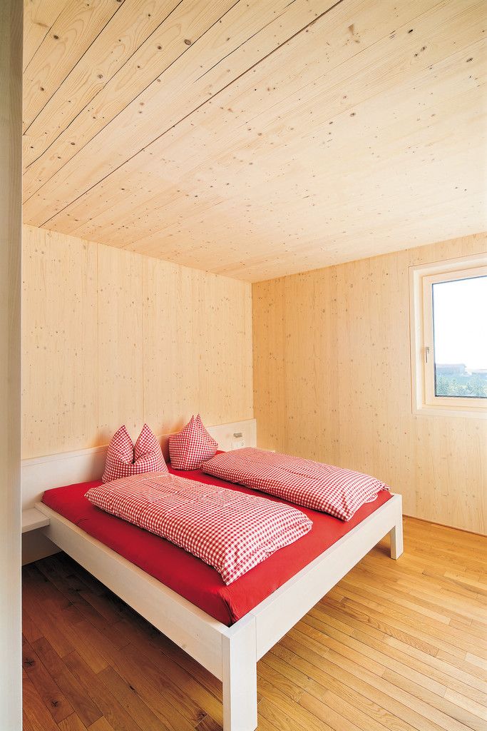 In jedem Appartement sind die Betten frisch mit karierter Wäsche überzogen.
