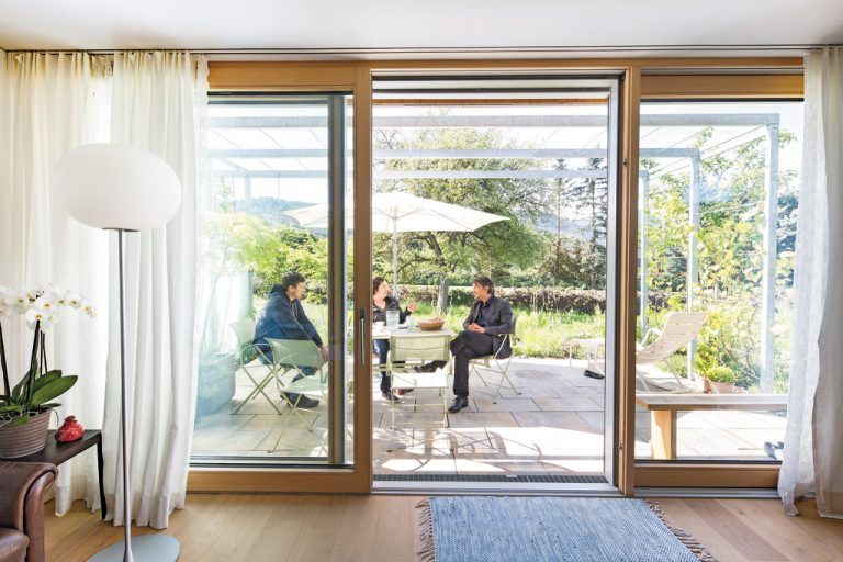 In Richtung Süden öffnen sich die Wohnräume hinaus zur Terrasse. Bereits nach Betreten der Haustür blickt man hinaus in den Garten.