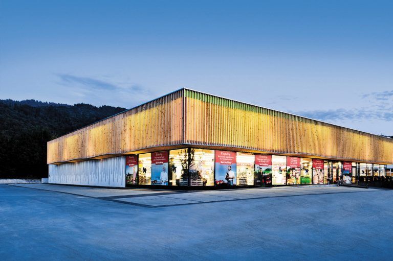 Jürgen Sutterlüty: „Eine nachhaltige Wirtschaftsweise ist für uns ein fest verankerter Bestandteil der Unternehmensausrichtung. Wir schätzen und fördern, was uns die Region zu bieten hat.“ Fotos: Sutterlüty