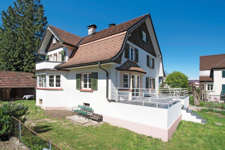 Instandsetzung unter Bewahrung der Proportionalität. Neu ist die Terrasse als Zugang zum Garten.