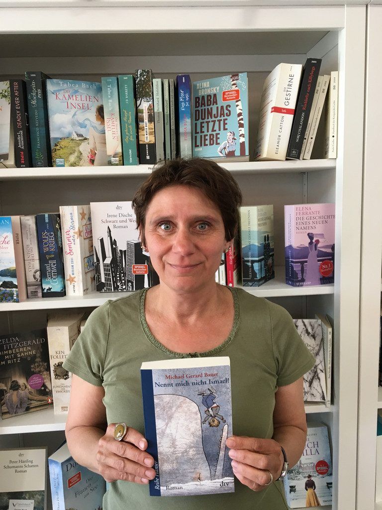 Ismael ist mit Liebeskummer, Mobbing und seinem Namen konfrontiert. Bis ihm ein Klassenkamerad zeigt, wie man mit Sprache zurückschlägt. Herzergreifend – das ist das Buch „Nennt mich nicht Ismael“ von Michael Gerard Bauer. Bettina Grote-Jehle, Ländlebuch Skribo, Lauterach