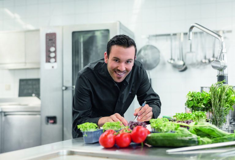 Kochweltmeister Kevin Micheli zeigt, welche Karrierechancen im Tourismus möglich sind. Foto:Wkv