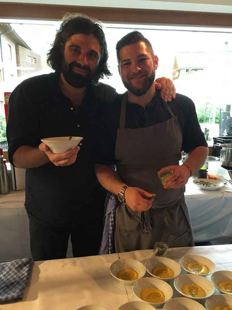 Konstantin Filippou (l.) servierte Karpfenbrandade mit Kaviar.