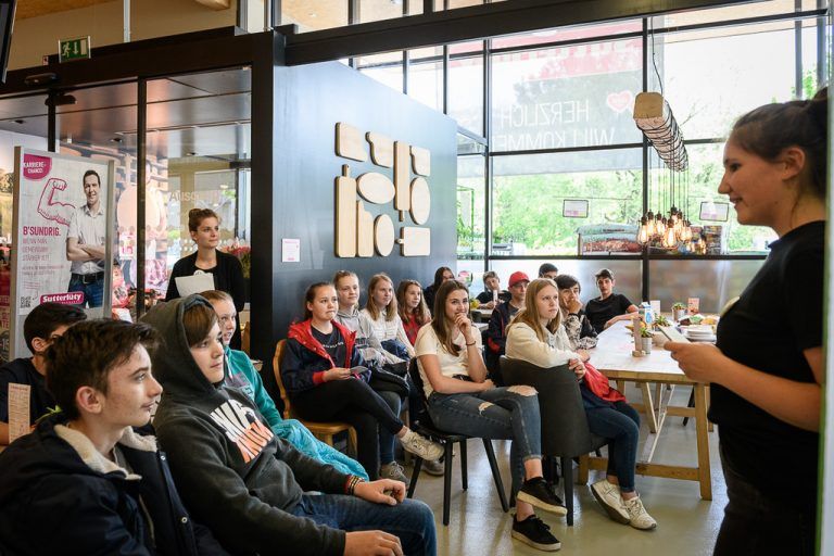 Kostbare lebensmittel Die Vorarlberger Mittelschulen setzen sich auf Initiative der Plattform „Lebensmittel sind kostbar!“, vertieft mit den Themen Ernährung und Lebensmittelkompetenz auseinander. Im Rahmen des Exkursions- und Bildungsangebots LebensMittelPunkt durfte der Vorarlberger Lebensmittelhändler Sutterlüty zwei Schulklassen begrüßen. Fa