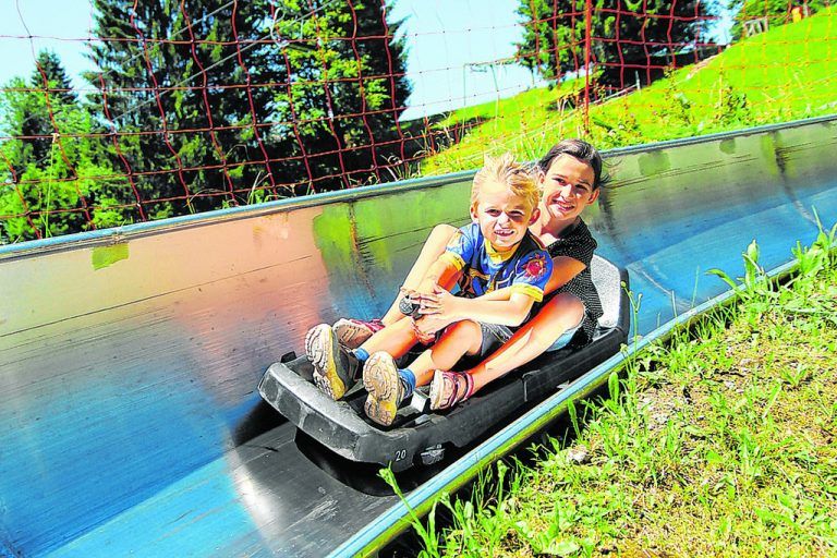 Kufenspaß und Wanderfreuden für Groß und Klein in der Genussregion LaternsDer Spaß beginnt direkt bei der Talstation der 4er-Sesselbahn Gapfohl: Hier steigt man in die Schlitten ein und wird per Schrägaufzug zum Start befördert. Über Brücken, Über- und Unterführungen geht es anschließend mit der Sommerrodelbahn sicher und risikofrei ins Tal. Wanderfreunde werden am Wochenende mit der 4er-Sesselbahn in die Berg- und Genusswelt von Laterns befördert. Oben an der Bergstation begeistert der neu errichtete Spielplatz „Wilder Westen“ mit Tipi, Planwagen und Goldwaschen.