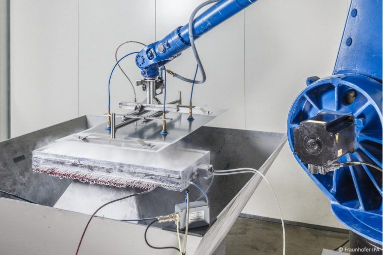 Längle hat zusammen mit dem Fraunhofer Institut eine Serienbeschichtungsanlage entwickelt.  Foto: Längle/Broger