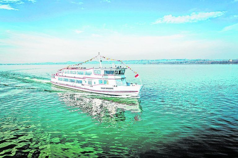 Leinen los! – die Bregenzer Bucht bei einer Rundfahrt von ihrer schönsten Seite erlebenDer ideale Familienausflug: Eine Rundfahrt in der Bregenzer Bucht führt kleine und große Seebären bis zur Mündung des neuen Rheins, vorbei an der Bregenzer Festspielbühne und Hard. Danach wird der Bodensee Richtung Lindau überquert, bevor es über Lochau zurück in den Bregenzer Hafen geht. Während der Schifffahrt gibt es nicht nur herrliche Ausblicke und viel Wissenswertes vom Kapitän, sondern auf Wunsch auch ein leckeres Verwöhnprogramm der Bordgastronomie vom Mittagessen bis zu Kaffee und Kuchen.