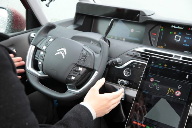 Level-3-Fahrzeuge sind die Autos, bei denen der Fahrer weder die Hände am Lenkrad, noch die Aufmerksamkeit auf den Verkehr gerichtet haben muss.