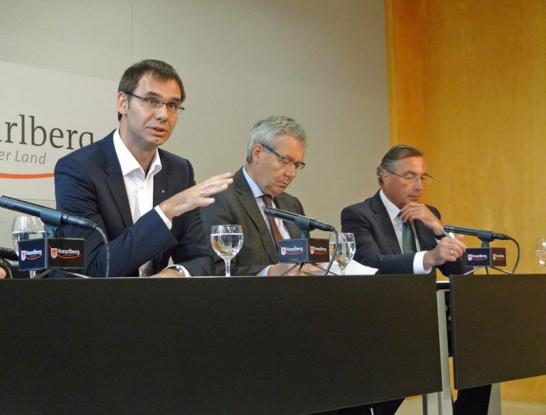 LH Markus Wallner, Statthalter Karlheinz Rüdisser und WKV-Direktor Helmut Steurer präsentieren den Wirtschaftsbericht 2015/16. Foto: VLK