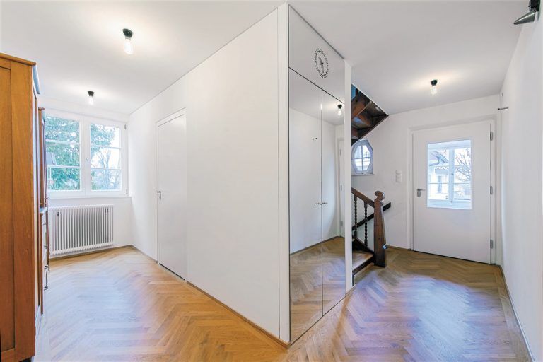 Lichtes Eingangsszenario - mit Blickachsen in alle Richtungen und Aufenthaltsqualtität.