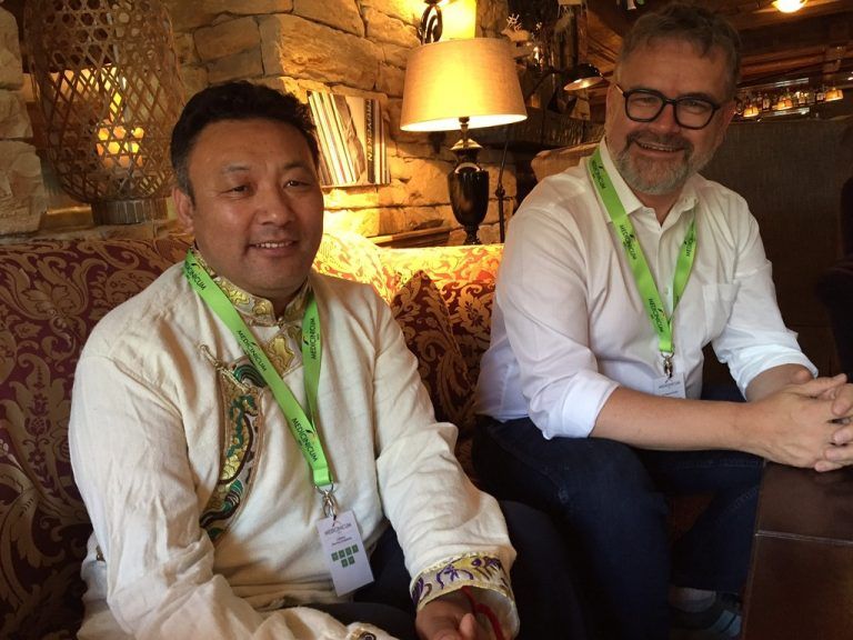 Lobsang Dhandup Dripalsang (im Bild mit Herbert Schwabl) beherrscht die Tibetische Medizin. Foto: mm