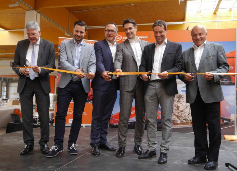 Logistik in Kärnten Gebrüder Weiss hat die vierte Erweiterung des Standortes Maria Saal bei Klagenfurt abgeschlossen (v.l.): Peter Kaiser (Kärntner Landeshauptmann), Sebastian Schuschnig (Wirtschaftslandesrat), Jürgen Bauer (Mitglied der GW-Geschäftsleitung), Peter Schafleitner (Regionalleiter Mitte), Niederlassungsleiter Markus Ebner und Maria Saals Bürgermeister Anton Schmidt. GW