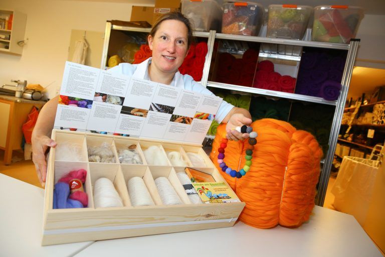 Marisa Dobler vertreibt über das Internet feinste Merinowolle zum Filzen. Foto: VN/Hofmeister
