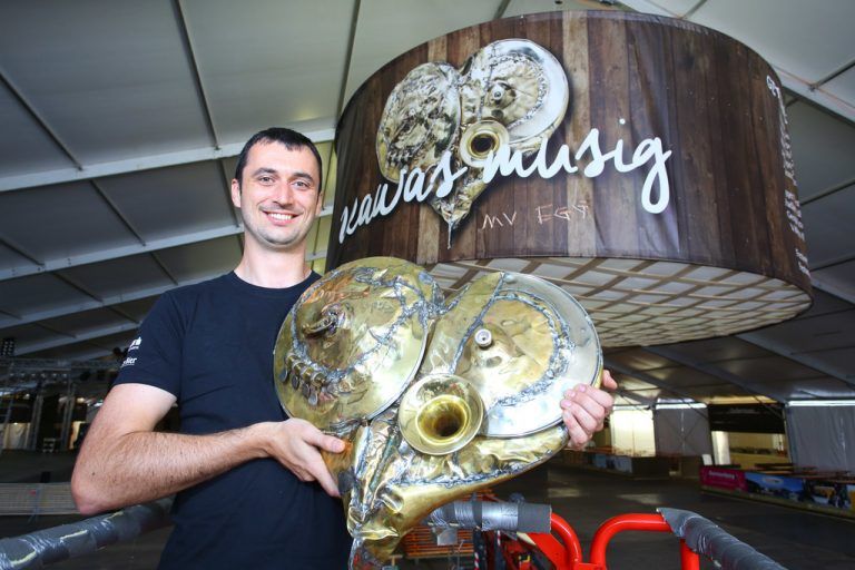 Markus Helbock mit dem Symbol des Bregenzerwälder Musikfests 2016 – dem Musikherz. Foto: VN/Hofmeister