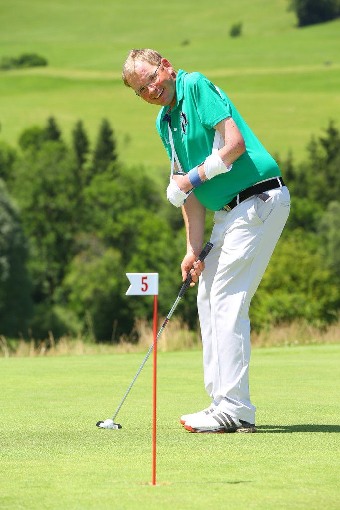 Markus Hirschbühl lässt sich von seinem Handicap nicht aus der Ruhe bringen und spielt mit nur einem Arm Golf. Foto: VN/Hofmeister