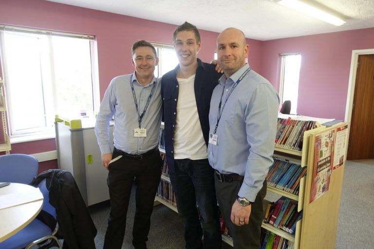 Mathias mit „tutors“ für Elektrolehre, Northbrook College.