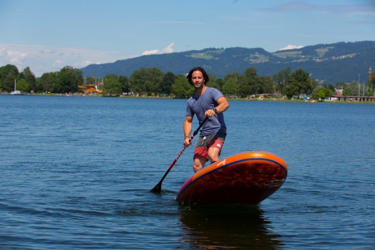 Mathias Tschögl beim Stand-up-Paddling (SUP). Laut dem Surf- und SUP-Lehrer ist es einfacher als wellenreiten. Foto: VN/Paulitsch