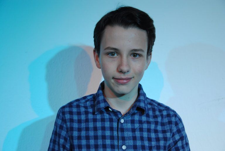 Maximilian Achberger,14 Jahre, Rolle: TischlerDas ist das Besondere am Theater: Man kann in Rollen schlüpfen, die eigentlich nichts mit dem eigenen Leben zu tun haben. Es ist für mich kaum vorstellbar, dass Menschen so rassistisch denken und handeln, aber gerade das zu verkörpern ist die große Herausforderung, die Theater bietet.