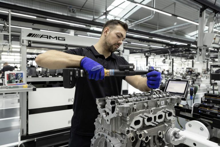 Mercedes-Tochter AMG hat den Vierzylinder des Kompaktsportlers A45 für eine anstehende Neuauflage überarbeitet. Das neue Triebwerk wird künftig wahlweise 387 PS oder 421 PS sowie 480 beziehungsweise 500 Nm Drehmoment leisten.
