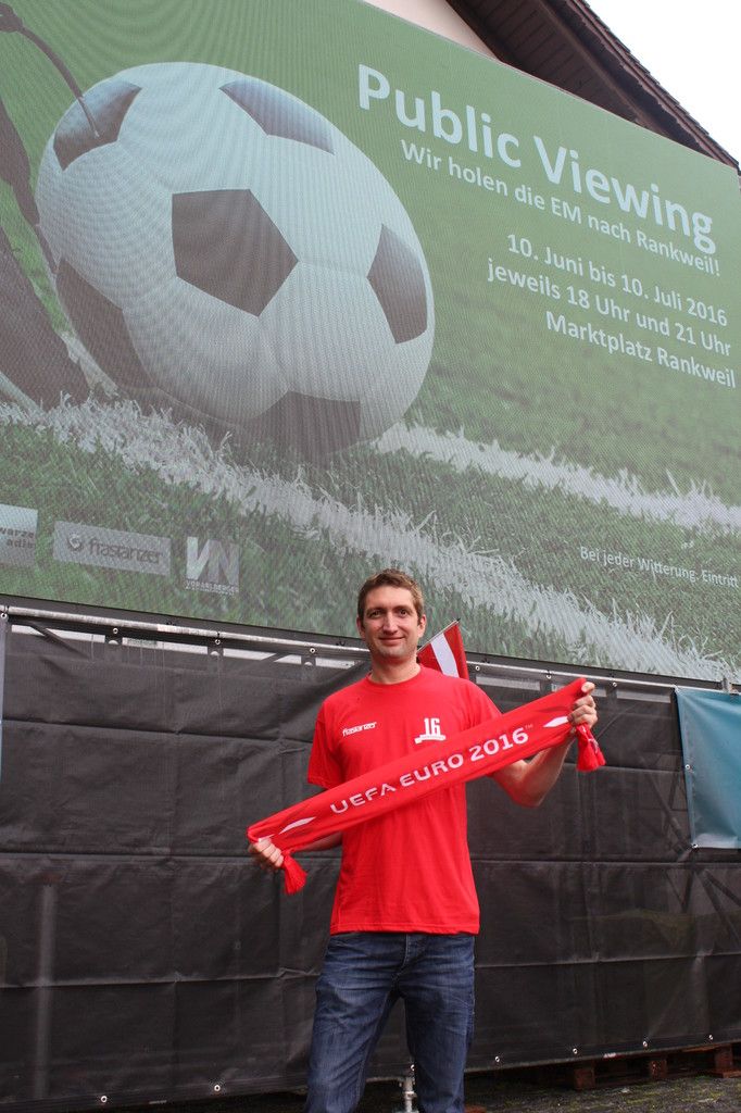 Michael Mathis sorgt mit dem Team vom Alten Kino für Stadionstimmung auf dem Rankweiler Marktplatz. Foto: VN/doh