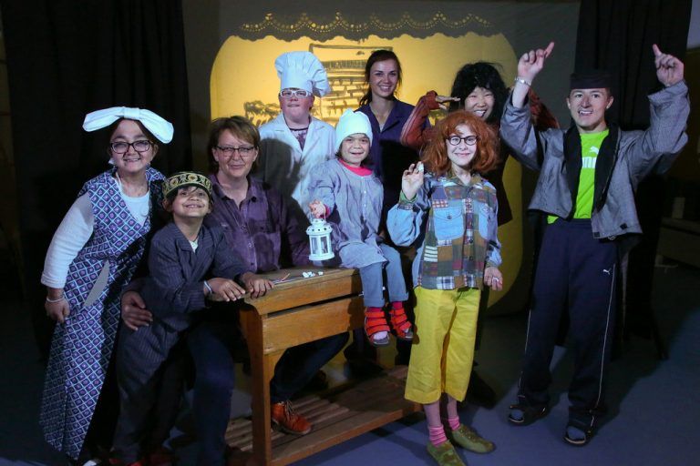 Mit Begeisterung und viel Einsatz bringen die Schüler aus dem Schulheim Mäder Max und Moritz auf die Bühne.