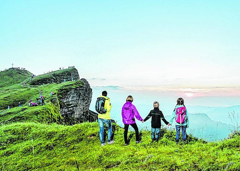 Mit der ganzen Familie zum höchsten Ziel im Bregenzerwald – dem Diedamskopf!Mit einer Aussicht auf über dreihundert Berggipfel gehört der Diedamskopf zu den Klassikern unter den beliebtesten Wander- und Ausflugsbergen in der Dreiländerregion. Jeden Dienstag, vom 5. Juli bis 6. September 2016, erwartet das Panoramarestaurant hungrige Bergfexe mit einem Frühstück mit Bregenzerwälder Spezialitäten. Bergromantik pur verspricht eine Sonnenuntergangsfahrt mit Schlemmerbuffet – immer donnerstags vom 7. Juli bis 8. September 2016.